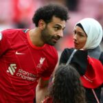 Egyptský útočník Liverpoolu Mohamed Salah pózuje pri príchode, aby sa 19. augusta 2025 zúčastnil na odovzdávaní cien Asociácie profesionálnych futbalistov (PFA) 2024-2025 v Opera House v Manchestri v severnom Anglicku.