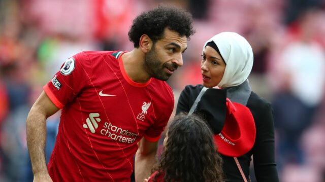 Egyptský útočník Liverpoolu Mohamed Salah pózuje pri príchode, aby sa 19. augusta 2025 zúčastnil na odovzdávaní cien Asociácie profesionálnych futbalistov (PFA) 2024-2025 v Opera House v Manchestri v severnom Anglicku.