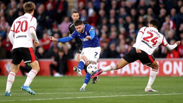 Clarke skóruje neskoro, keď Ipswich remizoval v Saints
