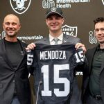 Člen Siene slávy Tom Flores žehná Raiderom č. 1, ktorí si vybrali Mendozu, aby nosili číslo 15