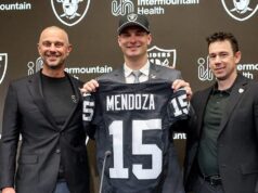 Člen Siene slávy Tom Flores žehná Raiderom č. 1, ktorí si vybrali Mendozu, aby nosili číslo 15 Člen Siene slávy Tom Flores žehná Raiderom č. 1, ktorí si vybrali Mendozu, aby nosili číslo 15