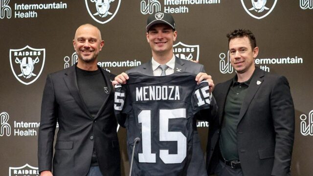 Člen Siene slávy Tom Flores žehná Raiderom č. 1, ktorí si vybrali Mendozu, aby nosili číslo 15
