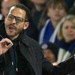 Anglický hlavný tréner Chelsea Liam Rosenior gestikuluje na čiare počas futbalového zápasu anglickej Premier League medzi Brightonom a Hove Albion a Chelsea na American Express Community Stadium.