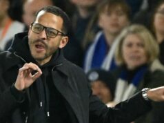 Členovia predstavenstva Chelsea boli zbavení zamestnania, pretože otázky visia nad budúcnosťou Liama Roseniora Anglický hlavný tréner Chelsea Liam Rosenior gestikuluje na čiare počas futbalového zápasu anglickej Premier League medzi Brightonom a Hove Albion a Chelsea na American Express Community Stadium.