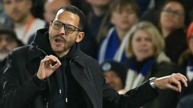 Anglický hlavný tréner Chelsea Liam Rosenior gestikuluje na čiare počas futbalového zápasu anglickej Premier League medzi Brightonom a Hove Albion a Chelsea na American Express Community Stadium.