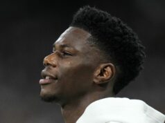 Čo bývalá hviezda Man Utd Raphael Varane povedal Aurelienovi Tchouamenimu o prestupe na Old Trafford Aurelien Tchouameni