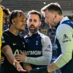 Xavi Simons reaguje po zranení počas zápasu Premier League medzi Wolverhampton Wanderers a Tottenham Hotspur v Molineux