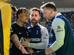 Čo urobil Bentancur zásadnému rozhovoru Kinského a Xaviho Simonsa s De Zerbim po jeho zranení Xavi Simons reaguje po zranení počas zápasu Premier League medzi Wolverhampton Wanderers a Tottenham Hotspur v Molineux