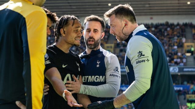 Xavi Simons reaguje po zranení počas zápasu Premier League medzi Wolverhampton Wanderers a Tottenham Hotspur v Molineux