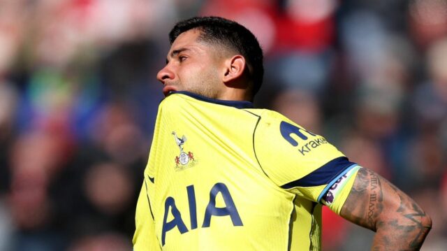 Čo zarobí každá hviezda Tottenhamu, ak sa spustia klauzuly o Cristian Romero z Tottenhamu Hotspur reaguje počas zápasu Premier League medzi Sunderlandom a Tottenhamom Hotspur na Stadium of Light 12. apríla 2026 v anglickom Sunderlande.