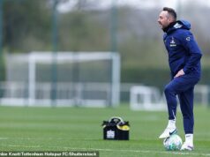 Čo zmenil Roberto De Zerbi počas prvých 10 dní v Tottenhame: Nový spôsob hry, prečo si priviedol dlhšie tréningy a šesť hviezd Spurs, nad ktorými „mrnčí“ V porovnaní so šialenstvom jeho posledného zápasu na čiare sa tréningové ihrisko Tottenhamu muselo zdať pre Roberta De Zerbiho ako more pokoja.