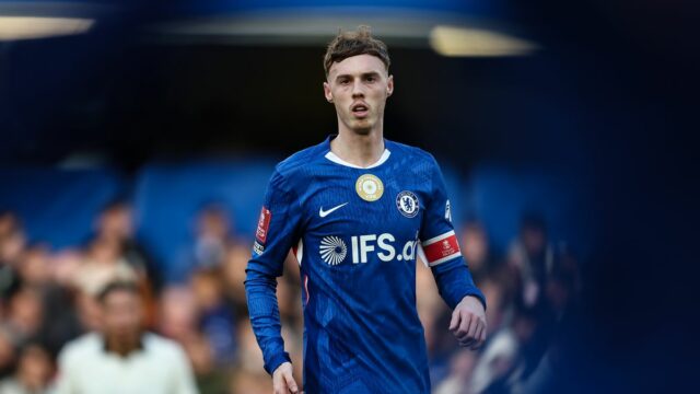 Cole Palmer z Chelsea sleduje súboj FA Cupu s Port Vale