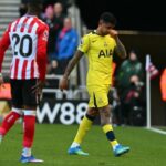 Cristian Romero odchádza z ihriska v slzách a po zranení ho utešujú hviezdy Tottenhamu