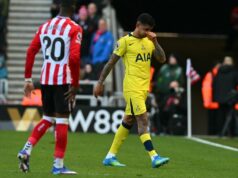Cristian Romero odchádza z ihriska v slzách a po zranení ho utešujú hviezdy Tottenhamu Cristian Romero odchádza z ihriska v slzách a po zranení ho utešujú hviezdy Tottenhamu