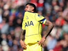 Cristian Romero odchádza z ihriska v slzách, pretože nádeje Tottenhamu na prežitie utrpeli úder kladivom Cristian Romero bol účastníkom nepríjemnej kolízie s Antoninom Kinskym (Owen Humphreys/PA Wire)