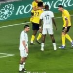 Cristiano Ronaldo (uprostred vpravo) napálil Ivana Toneyho počas víťazstva Al-Nassra nad Al-Ahli