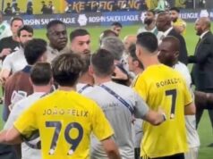 Cristiano Ronaldo sa zaplietol do obrovského prepadu, keď zápas Al-Nassr skončil úplným chaosom Merih Demiral sa háda s Cristianom Ronaldom