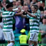 Daizen Maeda (vpravo) oslavuje so spoluhráčom z Celticu Alexom Oxlade-Chamberlainom