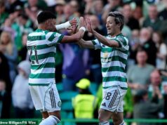 DAIZEN DORUČÍ! Johnston podporuje japonských dopredu, aby vypálili Celtic na slávu Premiership Daizen Maeda (vpravo) oslavuje so spoluhráčom z Celticu Alexom Oxlade-Chamberlainom