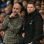 Asistent trénera Manchestru City Pep Lijnders (vpravo) zdôraznil prácu, ktorú Pep Guardiola robil na stretnutiach, aby do svojho nového tímu vložil základné princípy klubu.