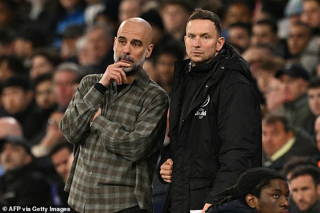DVOCH hráčov Man City potrebuje toto leto kúpiť, aby sa Asistent trénera Manchestru City Pep Lijnders (vpravo) zdôraznil prácu, ktorú Pep Guardiola robil na stretnutiach, aby do svojho nového tímu vložil základné princípy klubu.