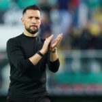 Hlavný tréner Francesco Farioli z FC Porto oslavuje víťazstvo na konci zápasu Ligy Portugal Betclic medzi CF Estrela da Amadora a FC Porto na Estadio Jose Gomes 26. apríla 2026 v Amadore v Portugalsku.