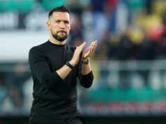 Ďalší cieľ šéfa Chelsea dáva jasne najavo pocity z neobsadenosti, keďže BlueCo vyslalo jasné posolstvo Hlavný tréner Francesco Farioli z FC Porto oslavuje víťazstvo na konci zápasu Ligy Portugal Betclic medzi CF Estrela da Amadora a FC Porto na Estadio Jose Gomes 26. apríla 2026 v Amadore v Portugalsku.