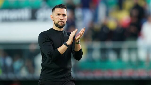 Hlavný tréner Francesco Farioli z FC Porto oslavuje víťazstvo na konci zápasu Ligy Portugal Betclic medzi CF Estrela da Amadora a FC Porto na Estadio Jose Gomes 26. apríla 2026 v Amadore v Portugalsku.