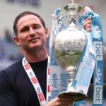 Manažér Coventry City Frank Lampard oslavuje s trofejou Sky Bet Championship