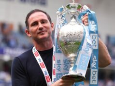Ďalší krok Franka Lamparda je zrejmý po zabezpečení historického postupu v Coventry Manažér Coventry City Frank Lampard oslavuje s trofejou Sky Bet Championship