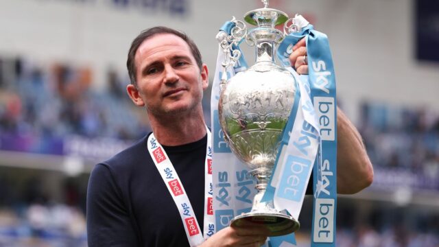 Manažér Coventry City Frank Lampard oslavuje s trofejou Sky Bet Championship
