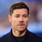 VITORIA, ŠPANIELSKO – 14. DECEMBER: Xabi Alonso, hlavný tréner Realu Madrid CF, sa pozerá počas zápasu LaLiga EA Sports medzi Deportivo Alaves a Real Madrid CF v Mendizorrotza 14. decembra 2025 v španielskej Vitorii. (Foto: Ricardo Larreina/Europa Press cez Getty Images)