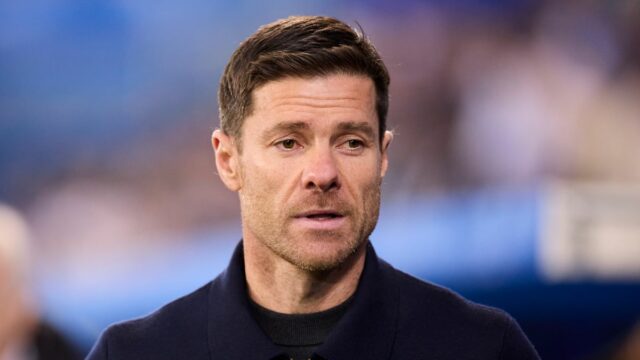 VITORIA, ŠPANIELSKO – 14. DECEMBER: Xabi Alonso, hlavný tréner Realu Madrid CF, sa pozerá počas zápasu LaLiga EA Sports medzi Deportivo Alaves a Real Madrid CF v Mendizorrotza 14. decembra 2025 v španielskej Vitorii. (Foto: Ricardo Larreina/Europa Press cez Getty Images)