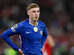 Ďalší manažér Chelsea čelí scenáru nočnej mory, pretože BlueCo riskuje ďalší trest a zákaz činnosti UEFA Cole Palmer z FC Chelsea videný počas zápasu Ligy majstrov UEFA 2025/2026 medzi Bayernom a FC Chelsea v Allianz Arene. FINALScore; Bayern 3:1 FC Chelsea