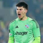 Mike Penders z Racing Club de Strasbourg Alsace oslavuje po tom, čo tímový kolega Sebastian Nanasi (bez obrázku) strelil prvý gól tímu počas štvrťfinálového zápasu 2025/26 Conference League 2025/26 medzi RC Strasbourg Alsace a 1. FSV Mainz 05 na Stade de la Meinau, Francúzsko 16. apríla 2026 v Stra2, Stra2