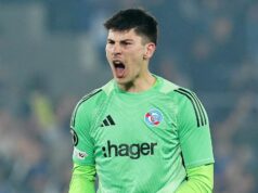 Ďalší manažér Chelsea dostal darček na privítanie v hodnote 41 miliónov libier, pretože hazard s prestupom BlueCo sa vyplatil Mike Penders z Racing Club de Strasbourg Alsace oslavuje po tom, čo tímový kolega Sebastian Nanasi (bez obrázku) strelil prvý gól tímu počas štvrťfinálového zápasu 2025/26 Conference League 2025/26 medzi RC Strasbourg Alsace a 1. FSV Mainz 05 na Stade de la Meinau, Francúzsko 16. apríla 2026 v Stra2, Stra2