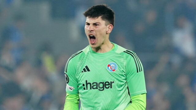 Mike Penders z Racing Club de Strasbourg Alsace oslavuje po tom, čo tímový kolega Sebastian Nanasi (bez obrázku) strelil prvý gól tímu počas štvrťfinálového zápasu 2025/26 Conference League 2025/26 medzi RC Strasbourg Alsace a 1. FSV Mainz 05 na Stade de la Meinau, Francúzsko 16. apríla 2026 v Stra2, Stra2