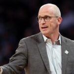 Dan Hurley pripisuje zásluhy manželke za zastavenie technickej chyby UConna po strele Dukea