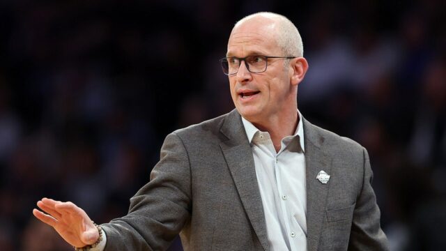 Dan Hurley pripisuje zásluhy manželke za zastavenie technickej chyby UConna po strele Dukea
