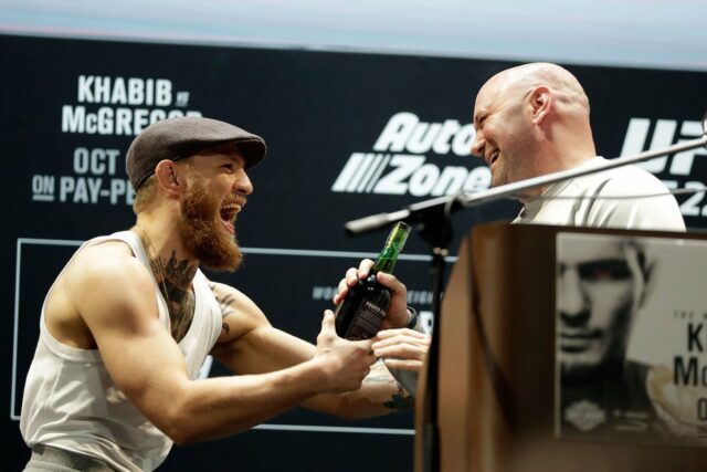 Conor McGregor (vľavo) s Danou Whiteovou v roku 2018 (Getty)
