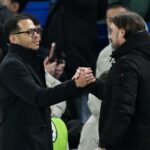 Daniel Farke (vpravo) podáva ruku bývalému manažérovi Chelsea Liamovi Roseniorovi (Getty)