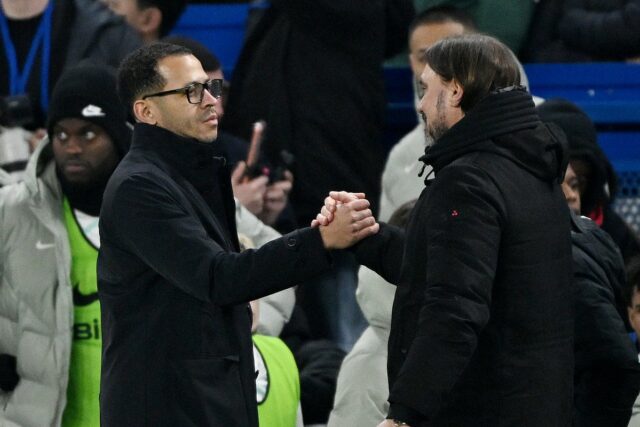 Daniel Farke (vpravo) podáva ruku bývalému manažérovi Chelsea Liamovi Roseniorovi (Getty)