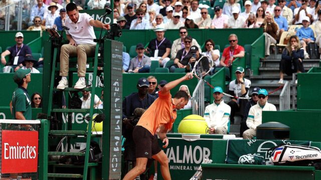 Daniil Medvedev po prehre 6:0 a 6:0 porušil kódex po raketovom hneve
