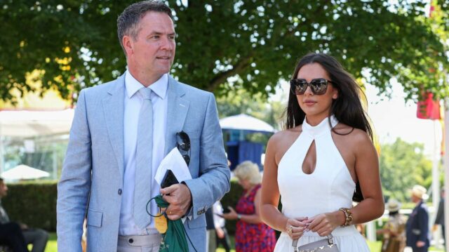 Michael Owen a dcéra Gemma Owen prichádzajú v prvý deň festivalu Qatar Goodwood Festival 2024 na dostihovú dráhu v Goodwoode.