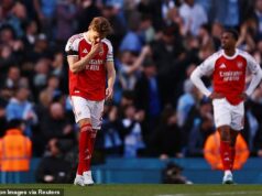 Declan Rice má pravdu – tento súboj o titul ešte neskončil. Tu je päť dôvodov, prečo Arsenal stále MÔŽE vyhrať Premier League – od vracajúceho sa hráča, ktorý „rozpúta zmätok“, až po zmenu mentality, ktorú predvádza proti Man City. Prehra Arsenalu 2:1 s Manchestrom City bola najväčšou ranou brutálneho mesiaca pre ich nádeje na titul, ale stále existujú dôvody, aby ich fanúšikovia boli optimistickí, pokiaľ ide o priebeh zápasu.