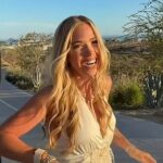 Video začalo tým, že Hunt vystúpil z golfového vozíka