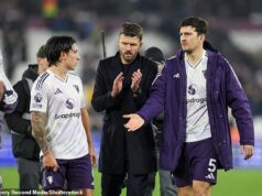 Defenzívna kríza Man United sa prehlbuje, pretože ĎALŠIA hviezda „po zranení vynechá zápas s Chelsea“ – Michaelovi Carrickovi zostáva len JEDEN stredný obranca pre obrovský stret. Michaela Carricka zasiahla pred zápasom United proti Chelsea ďalší výpadok v obrane