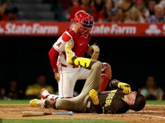 Desivý moment, hviezda San Diego Padres je zasiahnutá do tváre rýchlosťou 96 km/h… ale zázračne zostáva v hre Hviezda San Diega Padres Jake Cronenworth zažila počas sobotňajšieho zápasu desivý moment