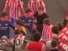 Diego Simeone konfrontuje Bena Whitea v zúrivom prepade tunela po zápase Arsenalu Ben White a Diego Simeone