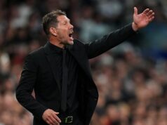 Diego Simeone opäť dokazuje, prečo je mužom, ktorého by mali chcieť všetky elitné tímy Premier League Diego Simeone, hlavný tréner Atletica de Madrid, reaguje počas zápasu La Liga EA Sports medzi Real Madrid CF a Atletico de Madrid na Estadio Santiago Bernabeu 22. marca 2026 v Madride.